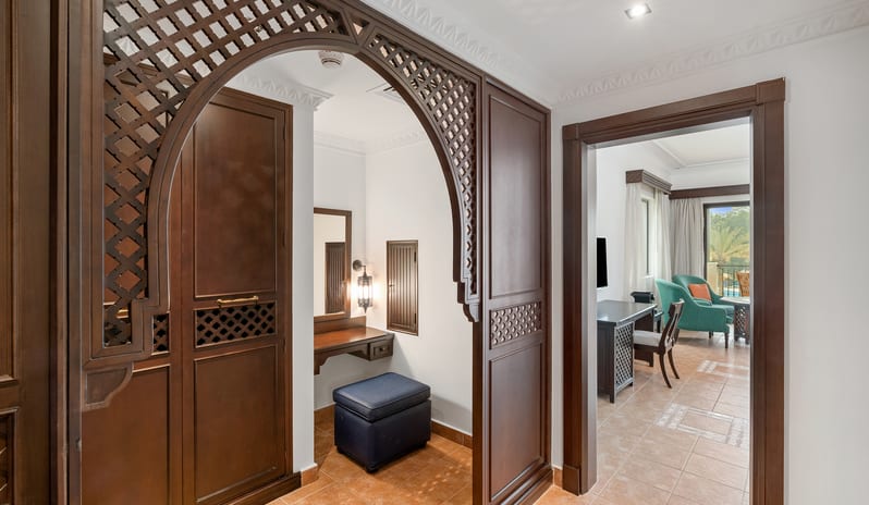 Family Room Pool View(6)